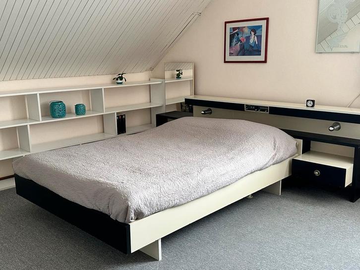 Vintage zwart-wit bed  jaren 60/70 140x200 met nachtkastjes, Huis en Inrichting, Slaapkamer | Bedden, Gebruikt, Twijfelaar, 140 cm