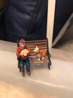 Mannetje met hond op bankje, Ophalen of Verzenden, Gebruikt