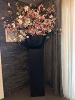 Pilaar met pot en zijden bloemen, Huis en Inrichting, Woonaccessoires | Zuilen en Pilaren, Ophalen of Verzenden, Zo goed als nieuw