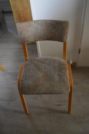 2x eettafel met 8 stoelen beschikbaar voor biedingen