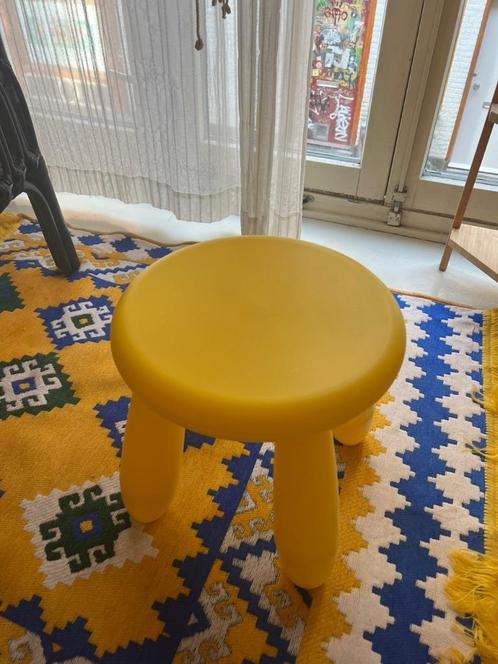 Yellow small stool and white stool, Huis en Inrichting, Krukjes, Kunststof, Ophalen of Verzenden