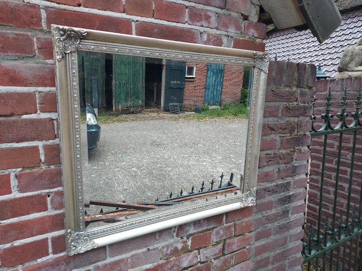 Facet geslepen spiegel in zilverkleurige baroklijst., Antiek en Kunst, Antiek | Spiegels, 50 tot 100 cm, Minder dan 100 cm, Rechthoekig