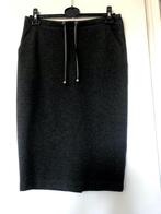 SUMMUM NIEUWE ROK grijs mt 34 met strikceintuur, Kleding | Dames, Rokken, Summum, Nieuw, Ophalen of Verzenden, Knielengte