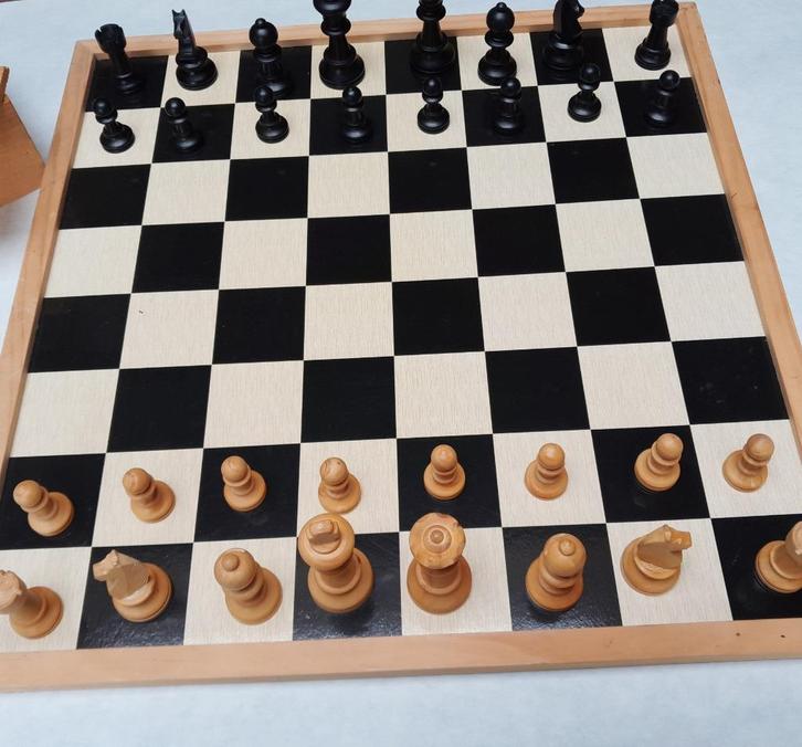 schaakbord met Staunton A schaakspel en jumbo damspel, Hobby en Vrije tijd, Gezelschapsspellen | Bordspellen, Zo goed als nieuw