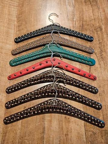 Te koop set van 7 vintage kleerhangers beschikbaar voor biedingen