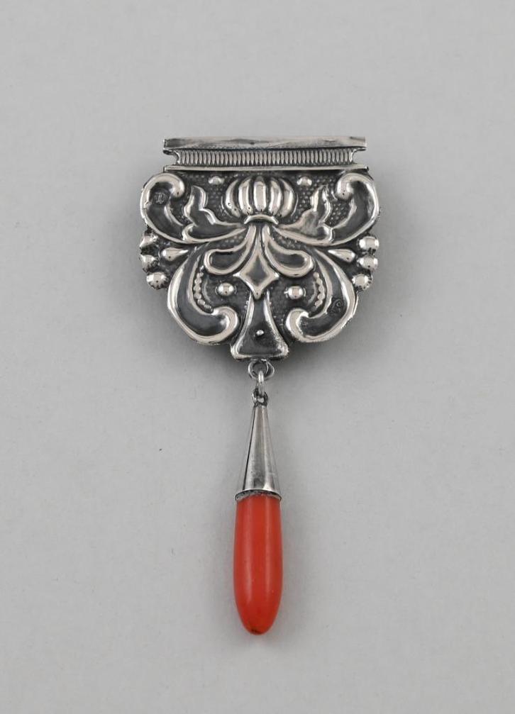 clip met bloedkoralen pegel, uit 1878, Sieraden, Tassen en Uiterlijk, Antieke sieraden, Broche, Overige materialen, Verzenden