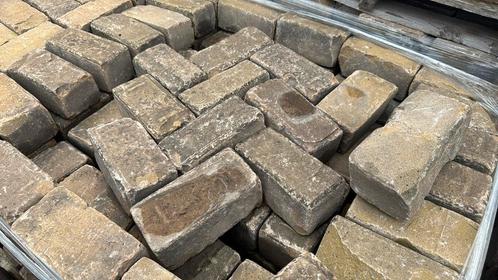 153m2 Gebruikte klinkerkeien gestapeld op pallets, Tuin en Terras, Tegels en Klinkers, Zo goed als nieuw, Klinkers, Beton, 10 m² of meer