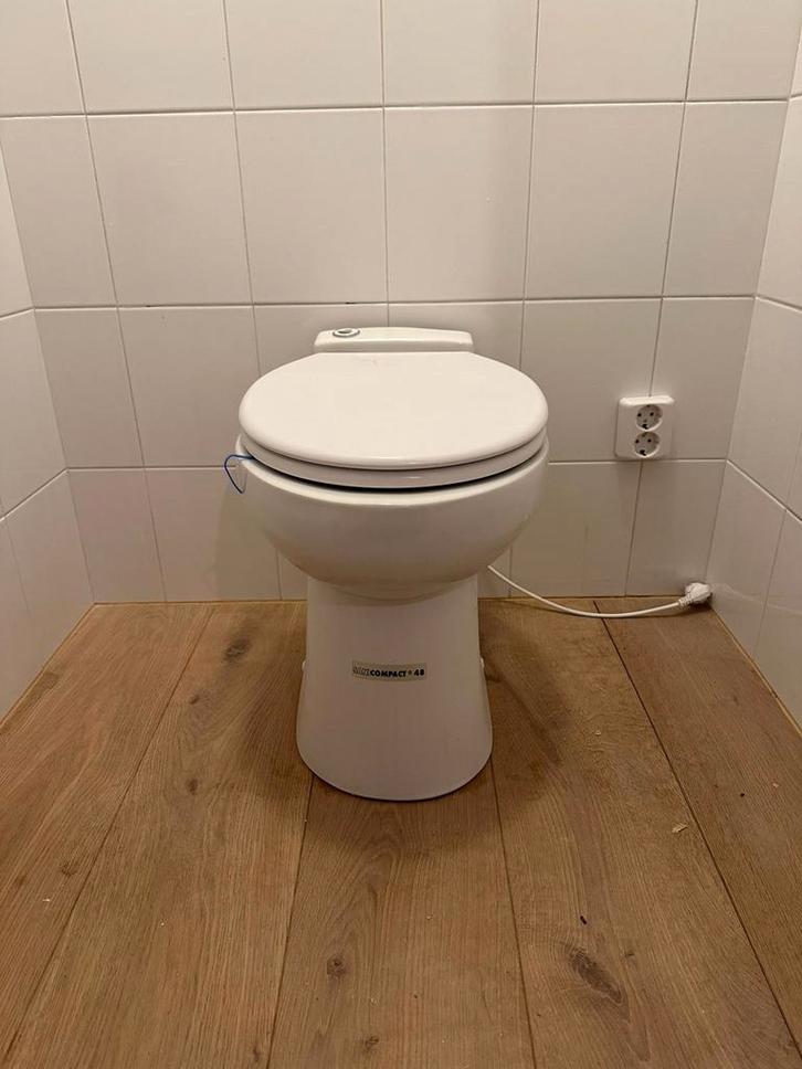 Nette Sanibroyeur met ontkalker, Huis en Inrichting, Badkamer | Badkamermeubels, Gebruikt, Overige typen, Ophalen