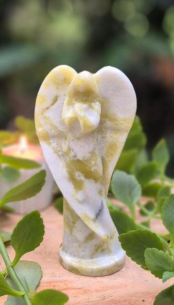 Olijf Jade engel beschikbaar voor biedingen