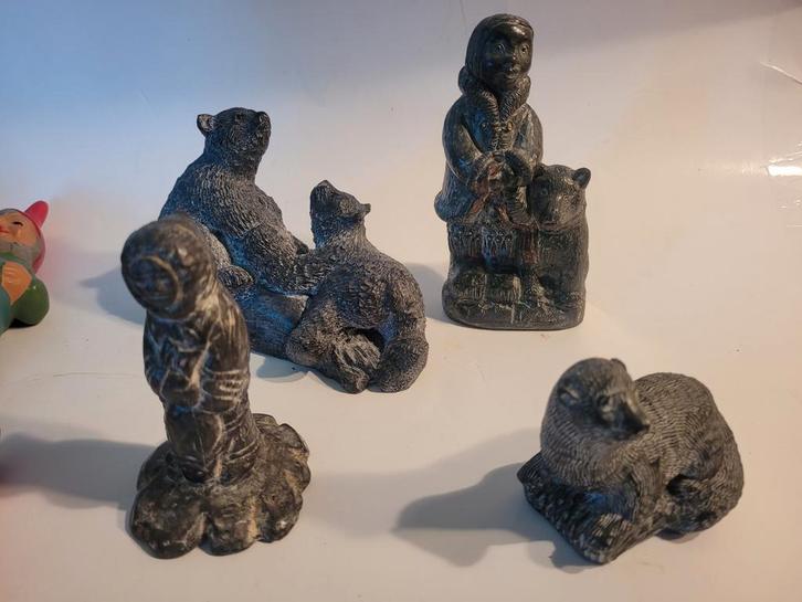 Inuit beeldje eskimo otter beer steen Wolf zwart grijs, Verzamelen, Beelden en Beeldjes, Zo goed als nieuw, Dier, Ophalen of Verzenden