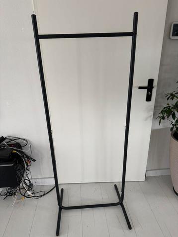 Kledingrek beschikbaar voor biedingen