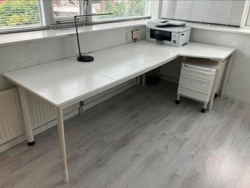 Hoekbureau met ladeblok en bureaustoel