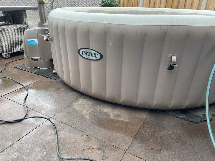 Intex Opblaasbare Jacuzzi, Tuin en Terras, Bubbelbaden en Hottubs, Gebruikt, Opblaasbaar, Filter, Ophalen of Verzenden