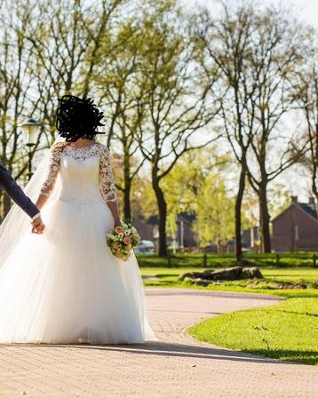 Trouwjurk maat 38/40 met sluier beschikbaar voor biedingen
