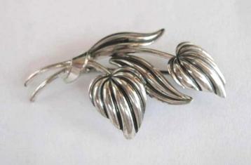 Teka, Thedodore Klotz. Art deco broche blaadjes (6592-2051) beschikbaar voor biedingen