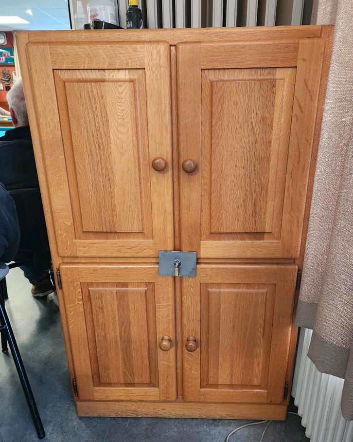 Gratis af te halen: computerkast, verrijdbaar en afsluitbaar, Huis en Inrichting, Kasten | Computermeubels, Gebruikt, 120 tot 170 cm