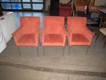 3 rood stoffen kuipstoelen met metalen poten beschikbaar voor biedingen