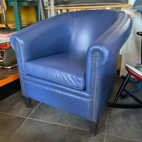 Koningsblauwe leren fauteuil, kuipstoel blauw leer stoel, Huis en Inrichting, Fauteuils, Gebruikt, Hout, Leer, Ophalen