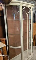 stijlvolle vitrinekast met gebogen glas en verlichting, Ophalen, 25 tot 50 cm, Glas
