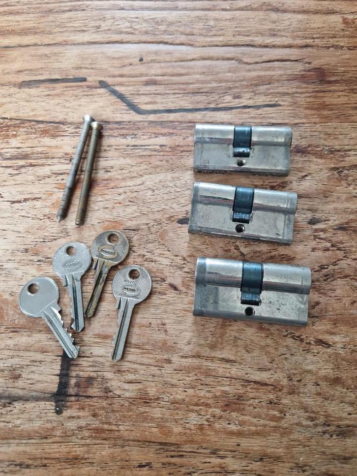 Set van 3 gelijksluitende cilinders 30-30 met 4 sleutels, Doe-het-zelf en Verbouw, Hang- en Sluitwerk, Gebruikt, Slot, IJzer, Ophalen of Verzenden