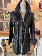 Chique, Zwarte, coated regenjas Creenstone, 38/M, ZGAN., Kleding | Dames, Jassen | Winter, Verzenden, Zo goed als nieuw, Maat 38/40 (M)