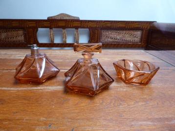 Art deco persglazen 3-delige toilet set, rosaline beschikbaar voor biedingen