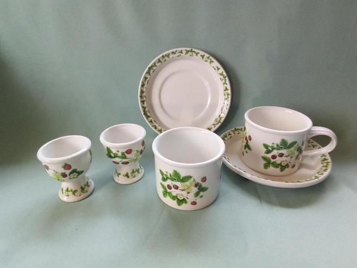 Portmerion Strawberry Eierdopjes & kop en schotel, Huis en Inrichting, Keuken | Servies, Gebruikt, Kop(pen) en/of Schotel(s), Overige stijlen