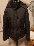 Winterjas met losritsende capuchon €15, Ophalen of Verzenden, Zo goed als nieuw, Maat 38/40 (M), Zwart