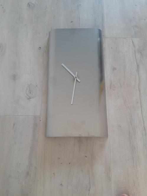 Te koop: mooie moderne klok, Huis en Inrichting, Woonaccessoires | Klokken, Zo goed als nieuw, Wandklok, Ophalen