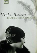 ]Vicki Baum] - Hotel Shanghai – Roman,, Ophalen of Verzenden, Zo goed als nieuw, Nederland