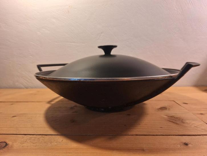 Le Creuset Wok - 36 cm, Huis en Inrichting, Keuken | Potten en Pannen, Zo goed als nieuw, Wok, Gietijzer, Inductieplaat, Keramische plaat