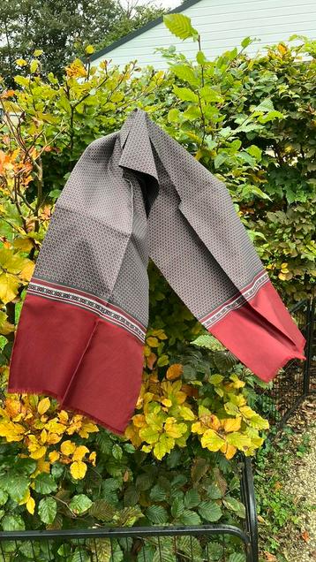 Herenshawl in rood met bruin/grijs met brede rode rand. beschikbaar voor biedingen