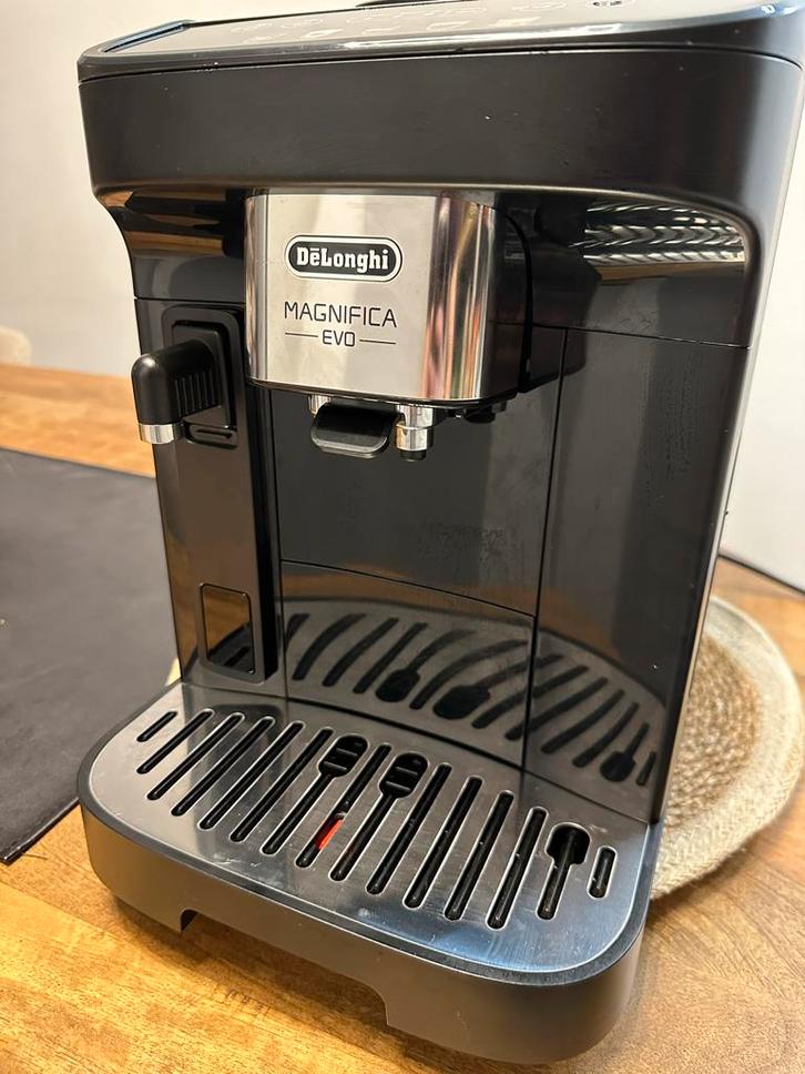 DeLonghi Magnifica Evo koffiezetapparaat, Witgoed en Apparatuur, Koffiezetapparaten, Zo goed als nieuw, Koffiebonen, Koffiemachine