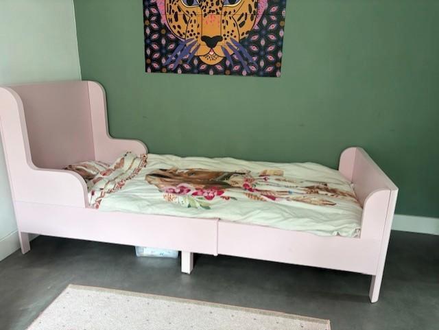 Meegroeibed IKEA Busunge roze incl. matras, Kinderen en Baby's, Kinderkamer | Bedden, Gebruikt, 180 cm of meer, 85 tot 100 cm