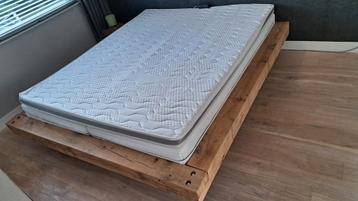 Op maat gemaakte massieve eiken bed. beschikbaar voor biedingen