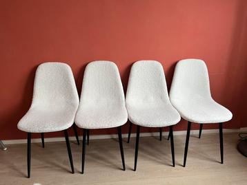 Vier witte stoelen beschikbaar voor biedingen