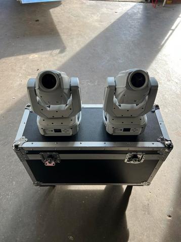 2x Showtec Phantom 65 witte LED movingheads in flightcase beschikbaar voor biedingen