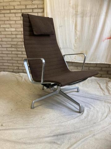 Vintage Eames Vitra EA 124 Fauteuil Donkerbruine Hopsak beschikbaar voor biedingen