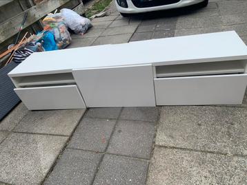Tekoop een zweefde tv meubel van IKEA