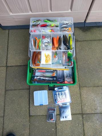 Nieuwe Sensas Viskoffer gevuld met kunstaas.  beschikbaar voor biedingen