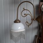 Antieke wandlamp koper met glazen kelk en kralenrand, Ophalen