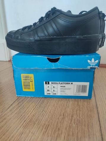 Mooie zwarte Adidas Nizza schoenen te koop! Maat 38 3/4 beschikbaar voor biedingen
