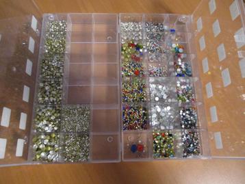 Partij steentjes voor sieraden in sorteerdozen beschikbaar voor biedingen
