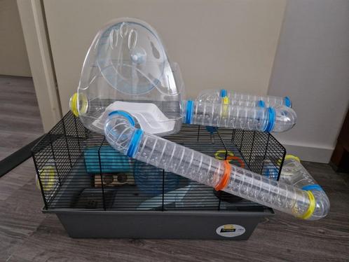 Mooie Ferplast hamsterkooi met verdieping en toebehoren, Dieren en Toebehoren, Knaagdieren en Konijnen | Hokken en Kooien, Zo goed als nieuw