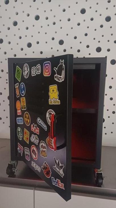 Stoere urban locker beschikt over verlichting+afstandsbe, Huis en Inrichting, Kasten | Lockerkasten, Zo goed als nieuw, Ophalen