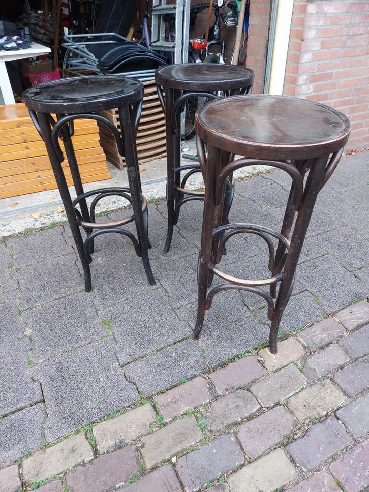 BARKRUKKEN THONET STIJL 3 STUKS AANWEZIG., Huis en Inrichting, Barkrukken, Gebruikt, 60 tot 90 cm, Hout, 3 krukken, Met voetsteun