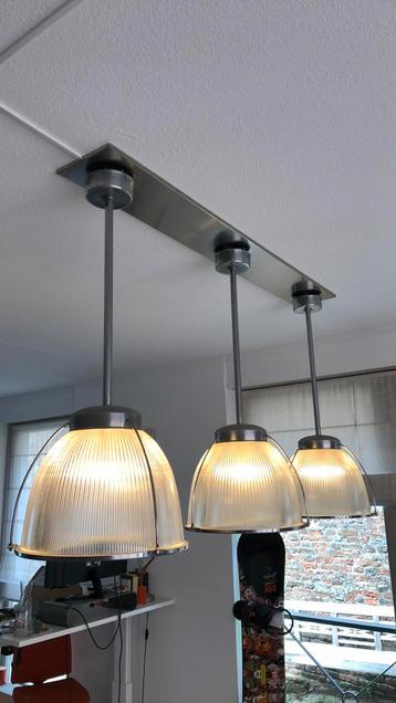 Set va. drie identieke lampen beschikbaar voor biedingen