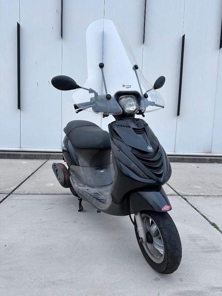 Piaggio Zip 25km e2 te koop, Fietsen en Brommers, Scooters | Piaggio, Gebruikt, Zip, Maximaal 25 km/u, Benzine, Ophalen