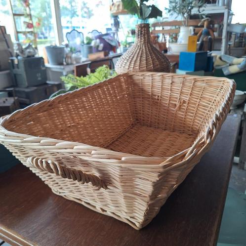 Rieten wasmand vintage, Huis en Inrichting, Woonaccessoires | Schalen en Manden, Zo goed als nieuw, Mand, Rechthoekig, Riet, Ophalen