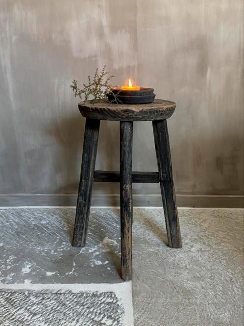 Oude houten ronde krukjes Elmwood hout, Huis en Inrichting, Krukjes, Nieuw, Hout, Ophalen